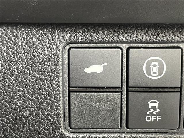 【パワーバックドア】荷物を抱えた状態でもリアゲートの開閉が可能です！お買い物時やアウトドアの際に役立ちますね。