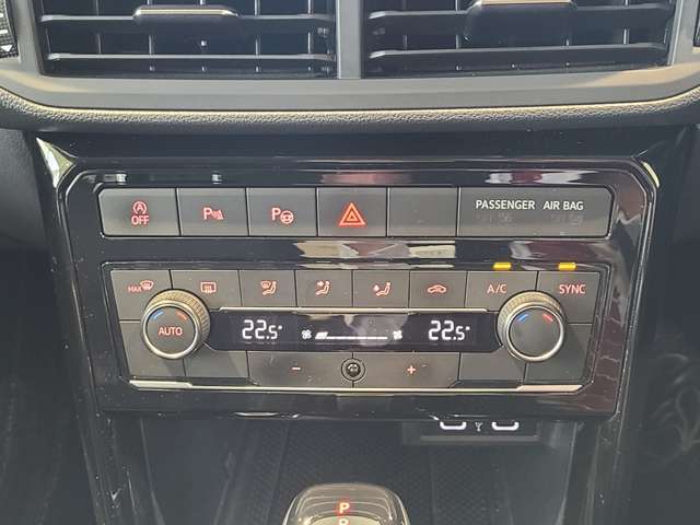 ☆2ゾーンフルオートエアコン☆左右が独立型になっていますので運転席・助手席で温度設定を変えられます。