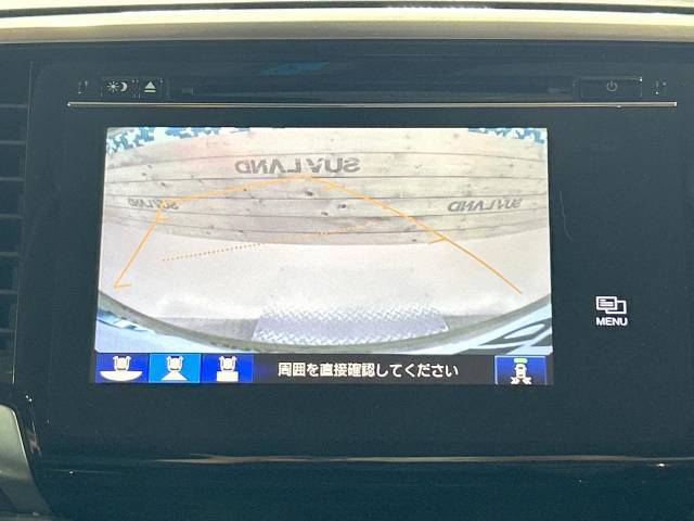 【バックカメラ】駐車時に後方がリアルタイム映像で確認できます。大型商業施設や立体駐車場での駐車時や、夜間のバック時に大活躍！運転スキルに関わらず、今や必須となった装備のひとつです！