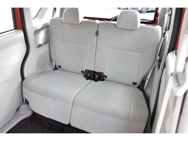 左右分割でのスライド＆リクライニングができるリアシート！