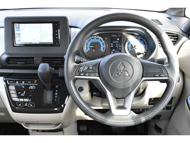 コンパクトに配置されたパネルシフトとエアコンスイッチ☆★操作カンタンで運転ラクラク♪パネルシフトのおかげで足元もヒロビロの快適空間◇◇