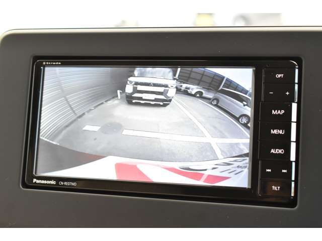 バックカメラは後退時にバックミラーに映しだし、車庫入れも安心感を得られます。