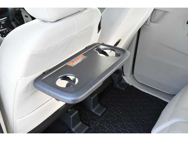 食事に便利な折り畳み式テーブル。ドリンクホルダー装備です。