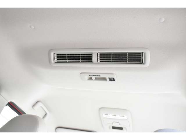 リヤサーキュレーターを装備。室内の空気を循環させることができるのでエアコンの効きも早く、持続します。