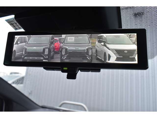 インテリジェントルームミラー搭載で、車の後方に設置されたカメラ映像を映し出してシートバックやヘッドレスト、同乗者に視界が遮られることがなく視認性が非常に良いです。