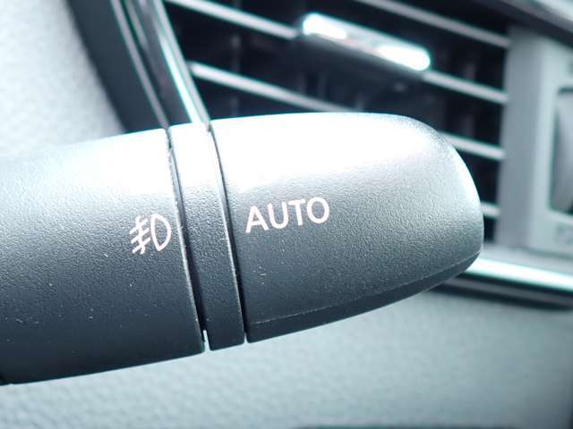 オートライト機能が装備されており暗い場所に入ると車両が検知しライトのON・OFFを自動的に切り替えてくれますので非常に便利な装備です♪