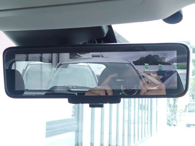 スマートルームミラーがリヤカメラで車両後方の映像ルームミラー表示しをクリアな後方視界を確保してくれます。