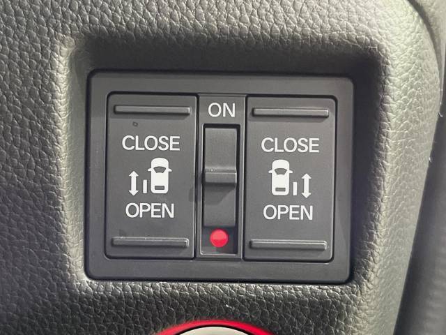 【両側パワースライドドア】スマートキーや運転席のスイッチで後席両側スライドドアの開閉が可能♪電動だから力を入れてドアを開ける必要が無く、小さなお子様でも簡単に開け閉めでき快適です♪