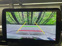 【バックカメラ】駐車時に後方がリアルタイム映像で確認できます。大型商業施設や立体駐車場での駐車時や、夜間のバック時に大活躍！運転スキルに関わらず、今や必須となった装備のひとつです！