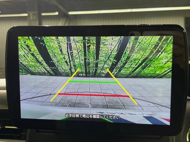 【バックカメラ】駐車時に後方がリアルタイム映像で確認できます。大型商業施設や立体駐車場での駐車時や、夜間のバック時に大活躍！運転スキルに関わらず、今や必須となった装備のひとつです！