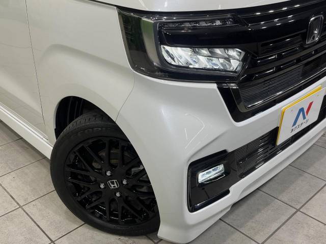 【LEDヘッドライト】悪天候や夜間走行時も良好な視界を確保し安心して運転できる高輝度LEDヘッドライトを装備！点灯速度が早く、消費電力も抑えられています。
