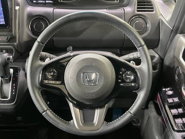 【純正革巻きステアリング】上質な革を使用することで、手にしっかり馴染みとても運転しやすいハンドルです♪