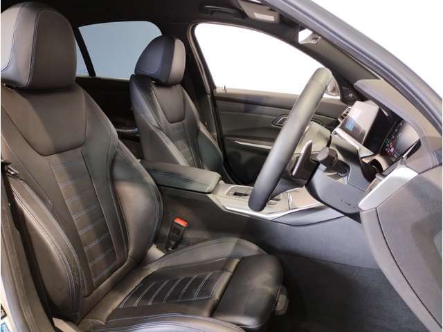 【コックピットシート】BMW車の主役席。車体中央にくる様に配置し車両重心とが一致する事でドライバーと車との一体感あるドライビングを実現。人間工学に基づき形成した形状が長時間のドライブ疲労も軽減します！