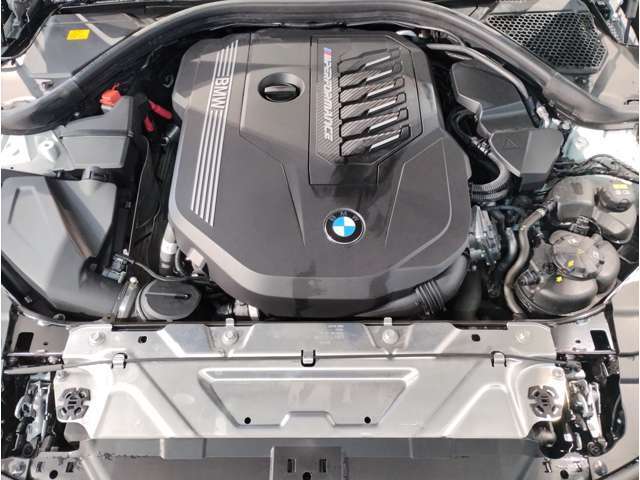 【BMWエンジン】革新的なガソリン・エンジン・テクノロジーによる高性能かつ高効率。レスポンスの良いパワーを発揮。常にスムーズな吸気を実現しアクセル開度にダイレクトに反応しドライビングを楽しく演出。