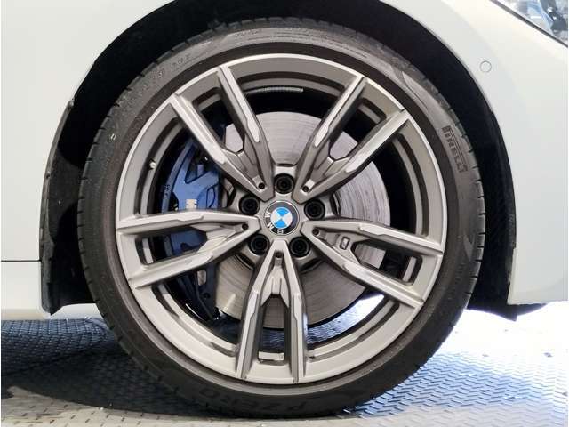 【BMWアロイホイル】軽量かつ強度に拘ったアロイホイル。走行性能ポテンシャルを引き出す設計。車の足元を引き締めてくれる大きなポイントはアロイホイルです。