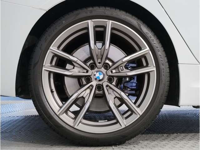 【BMWアロイホイル】軽量かつ強度に拘ったアロイホイル。走行性能ポテンシャルを引き出す設計。車の足元を引き締めてくれる大きなポイントはアロイホイルです。