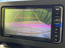 【バックカメラ】駐車時に後方がリアルタイム映像で確認できます。大型商業施設や立体駐車場での駐車時や、夜間のバック時に大活躍！運転スキルに関わらず、今や必須となった装備のひとつです！