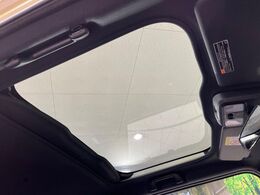 【ガラスルーフ】ガラスルーフ搭載で車内の解放感が一気にアップ！開放的なドライブをお楽しみいただけます。