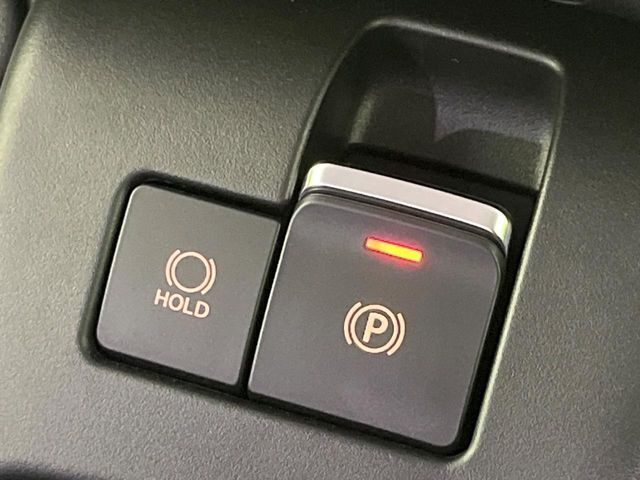 【オートブレーキホールド】信号待ちや渋滞で停車時にブレーキから足を離しても、停止状態を保持してくれます。前進するときはアクセルを踏めば自動で解除されるので安心♪街乗り運転が楽になります♪