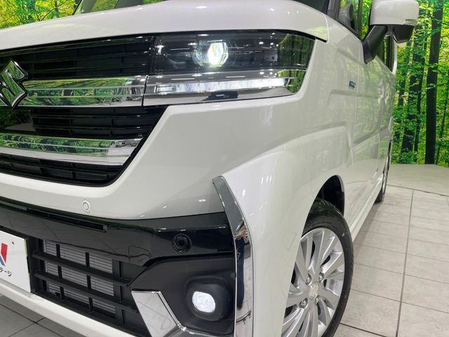 【LEDヘッドライト】悪天候や夜間走行時も良好な視界を確保し安心して運転できる高輝度LEDヘッドライトを装備！点灯速度が早く、消費電力も抑えられています。