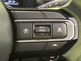 【アダプティブクルーズコントロール】高速道路での長距離走行が楽に！！自動で速度を保つクルーズコントロールが、衝突軽減システムと連携し、前方の車両を感知して車間を保つように速度調節してくれます！！