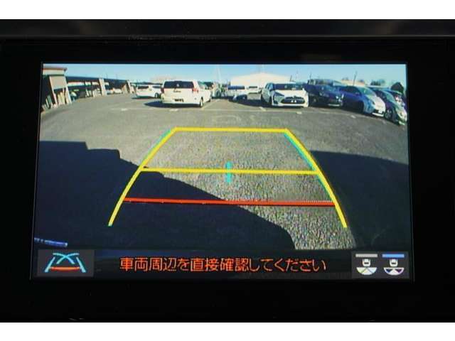 【バックモニター】　後退時に車両の後ろ側を表示します。車庫入れなどでバックする際に安心です。