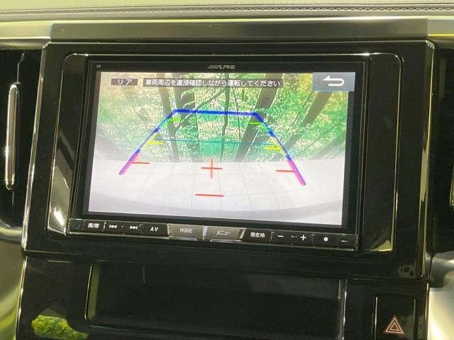 【バックカメラ】駐車時に後方がリアルタイム映像で確認できます。大型商業施設や立体駐車場での駐車時や、夜間のバック時に大活躍！運転スキルに関わらず、今や必須となった装備のひとつです！