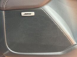 【BOSEサウンドシステム】メーカーオプションの高品位サウンドシステムを搭載。専用のチューニングが施された大小様々なスピーカーから良質なサウンドが奏でられ、臨場感あふれる音響空間を演出します。