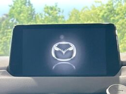 【マツダコネクト】車内の雰囲気にマッチした一体型タイプのディスプレイ。各種車輌設定やBluetooth再生等、様々な機能が楽しめます。専用SDカードのご購入で、ナビ機能も使用出来ます。