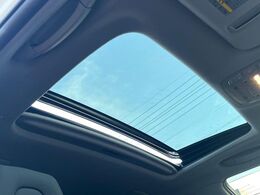 【ムーンルーフ】開放感たっぷりの希少装備、ムーンルーフが装着されています！車内に明かりを取り入れたり景色を楽しむ以外にも、車内の空気も簡単に換気できて快適です！