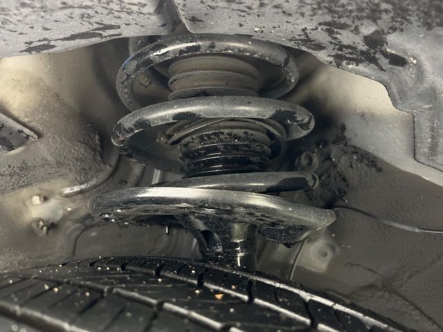 お車を安心してお乗りいただく為には、足回りの定期点検が欠かせません。サービスサポート（有償保証）では無料点検もご提供しており、安心のカーライフをお過ごしいただけるサポート体制が整っています。