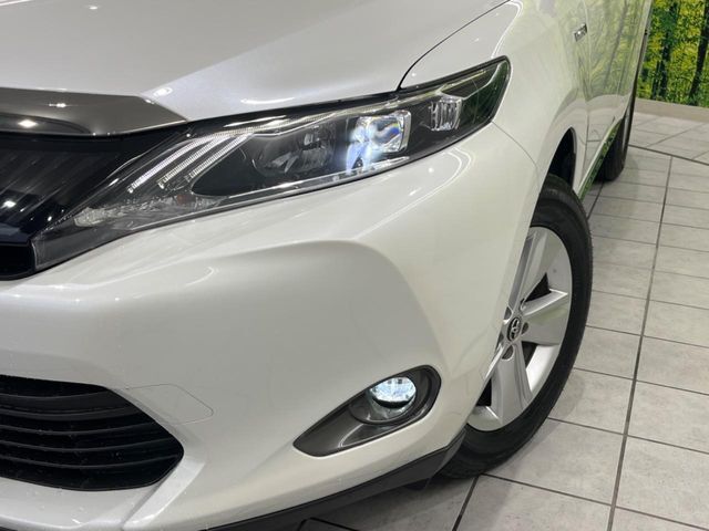 【LEDヘッドライト】悪天候や夜間走行時も良好な視界を確保し安心して運転できる高輝度LEDヘッドライトを装備！点灯速度が早く、消費電力も抑えられています。