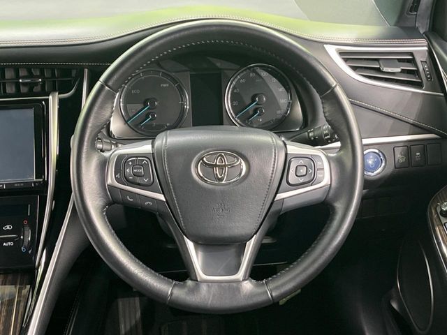 インテリアに合わせたデザインのステアリングは、運転される方のことも考え、運転しやすい形状、大きさです。是非一度、実際に触ってお確かめください。