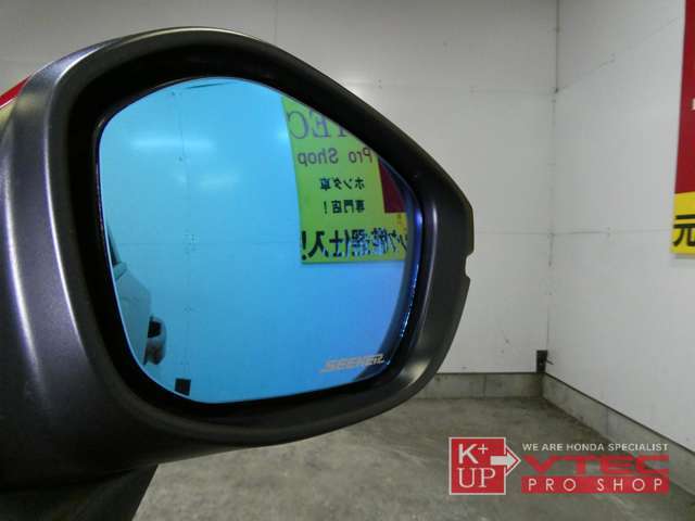 SEEKERドアミラーが装着済み。ファッショナブルかつ品質にこだわったメイドインジャパン。