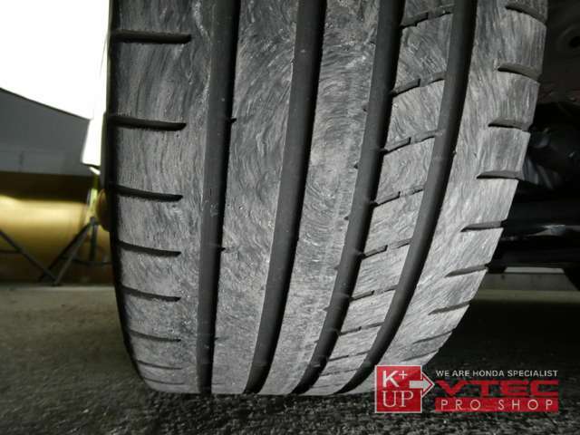 タイヤ溝はございますが、ひび割れが生じておりますのでお早目の交換がお勧めです。タイヤ価格に自信あり！コンフォートタイヤやハイグリップラジアルなど各種お取り扱いございます。