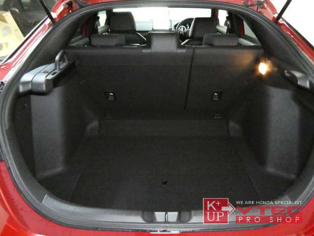 荷物隠しに専用トノカバー付きです。横引タイプで格納・取り外しも簡単です。