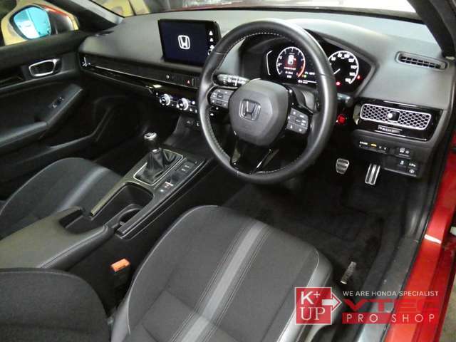 室内全体的に清潔感があり、気持ちよくお乗りいただけます。MT車ながら、アダプティブクルーズコントロール搭載ですので、ロングドライブも楽にこなせます。