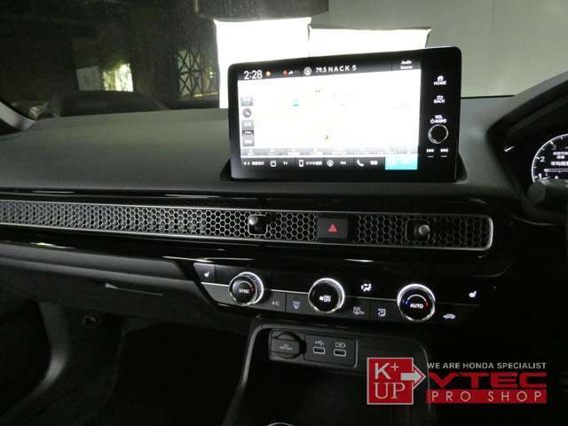 純正ナビ（HONDAコネクトディスプレー）が標準装備。もちろんステアスイッチ・バックカメラ連動致します。