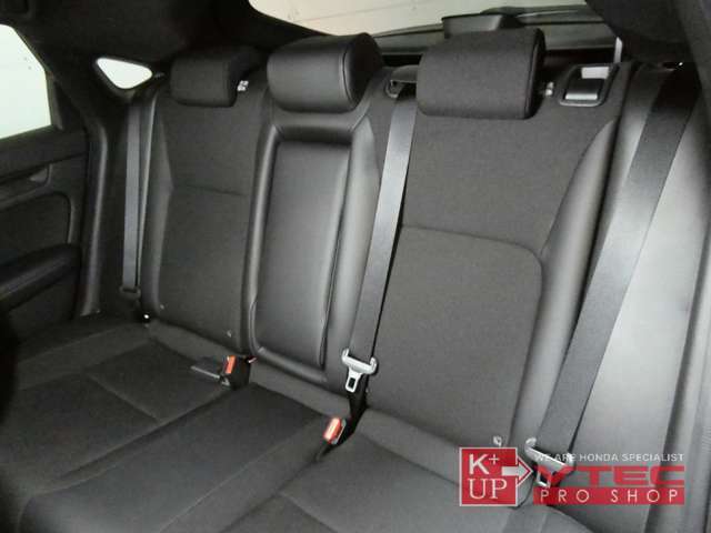 後部座席のコンディションも良好です。シートを倒せな荷物スペースにかなりの奥行きができます。