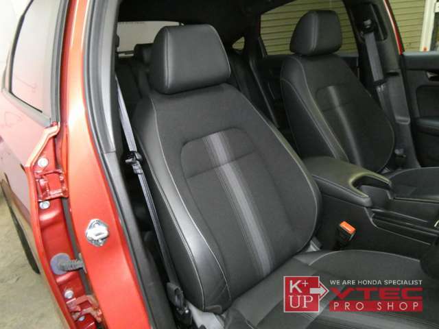 純正シートのコンディションも良好です。前席はシートヒーター付き。