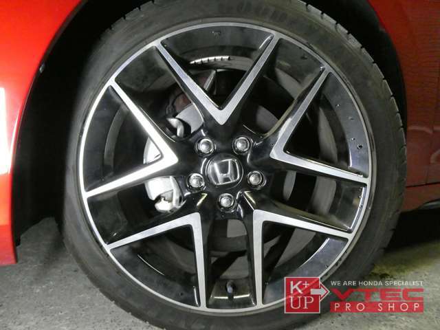 純正18インチアルミのコンディションも良好です。ご希望あれば別途社外ホイールのご提案も可能です。当店「RAYS」正規ディーラーです。ENKEI・ADVANなどもお取り扱いございます。