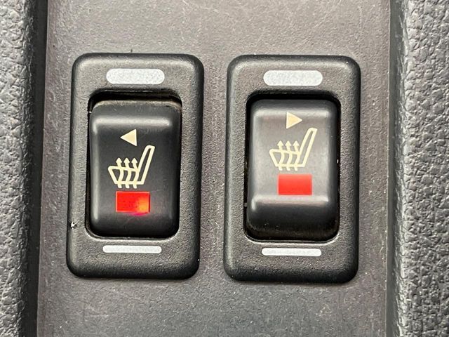 【シートヒーター】寒い日に重宝するシートヒーター！エアコンより早く温まってくれるので寒がりの人も安心ですね♪エアコンの温風は乾燥するから苦手、という方にもをおすすめです。