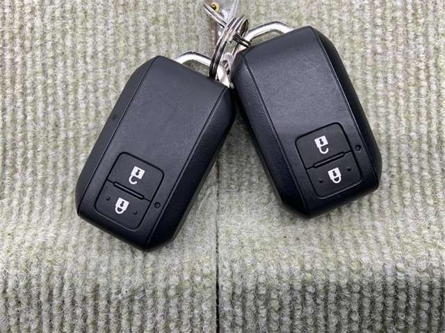 手荷物が多いときでも、スマートキーをバッグやポケットに携帯していれば、キーを取り出すことなくドアの解錠・施錠ができます