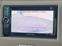 【バックカメラ】駐車時に後方がリアルタイム映像で確認できます。大型商業施設や立体駐車場での駐車時や、夜間のバック時に大活躍！運転スキルに関わらず、今や必須となった装備のひとつです！