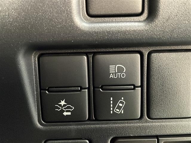 【レーンディパーチャーアラート（LDA）】クルマが車線または走路から逸脱する可能性がある場合に、ブザーまたはハンドルの振動により注意をうながします。機能には限界があるためご注意ください。