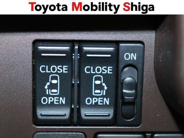 運転席からワンタッチで両側パワースライドの開閉ができて便利です。