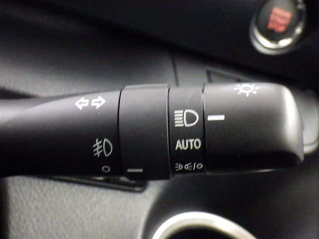【オートライト】車外の明るさに応じて、自動的にライトの点灯・消灯をしてくれます。