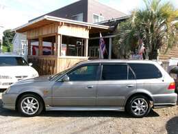 純正フルエアロ完備。ご覧のとおりこちら側もきれいなコンディションが保たれております。当時ならではの和製ワゴンスタイル。25年ルールが解け輸出ルートが大きく広がりこれからの価格高騰に期待！既にジワジワと..