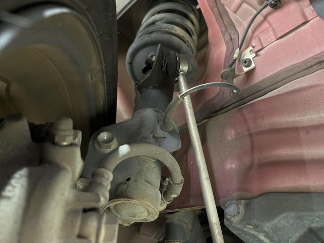 お車を安心してお乗りいただく為には、足回りの定期点検が欠かせません。サービスサポート（有償保証）では無料点検もご提供しており、安心のカーライフをお過ごしいただけるサポート体制が整っています。