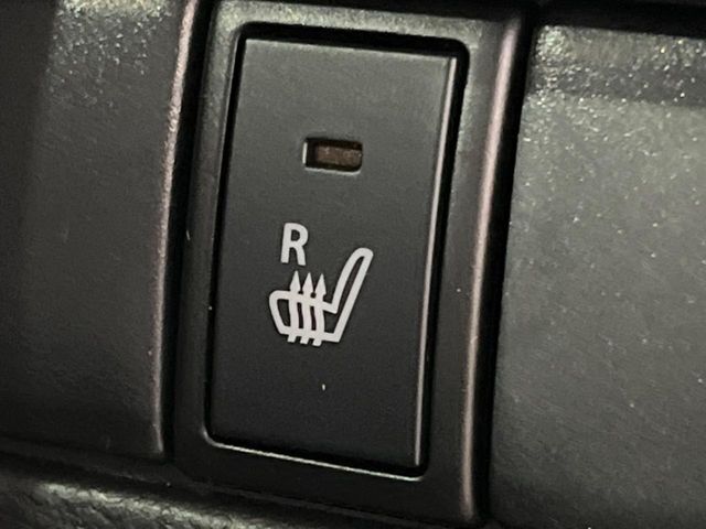 【シートヒーター】寒い日に重宝するシートヒーター！エアコンより早く温まってくれるので寒がりの人も安心ですね♪エアコンの温風は乾燥するから苦手、という方にもをおすすめです。